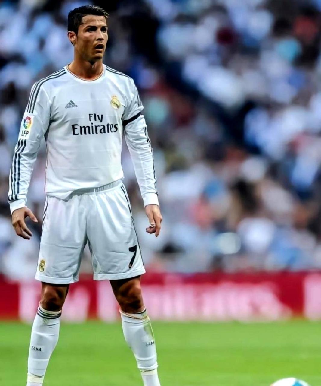 据说c罗这个极具个人特色的踢任意球姿势,是两岁就学会的.