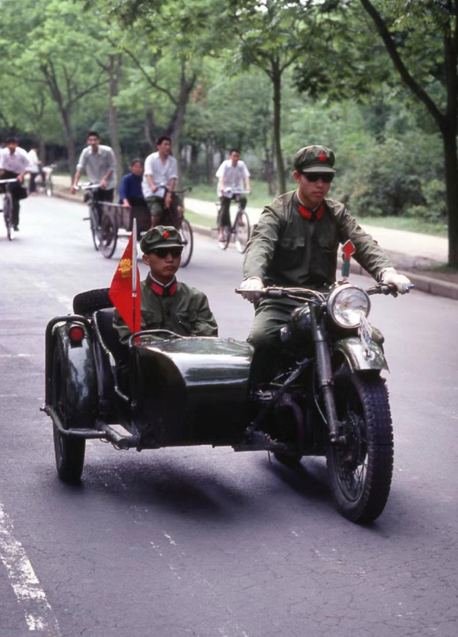 历史老照片: 上世纪八十年代,杭州,骑着三轮摩托车的解放军.
