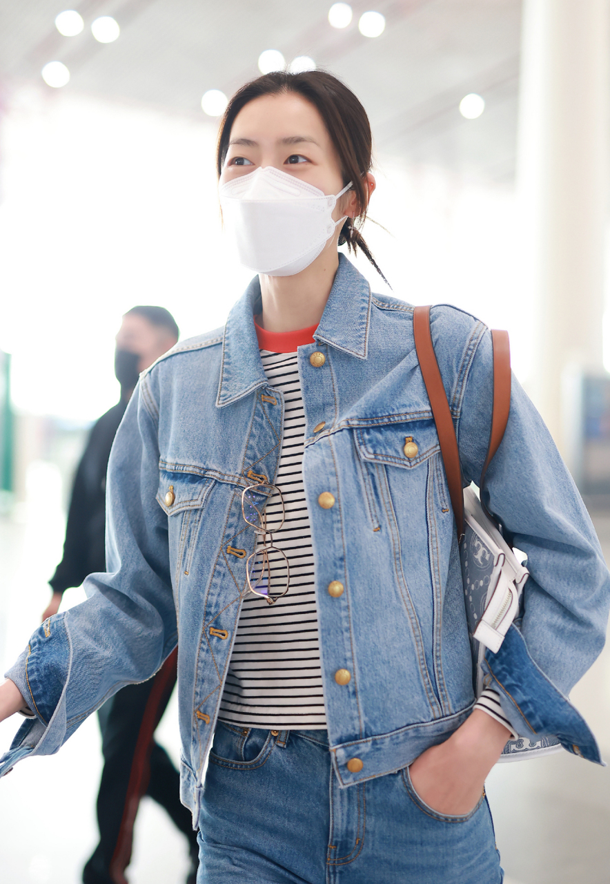 大表姐刘雯机场牛仔套装街拍!