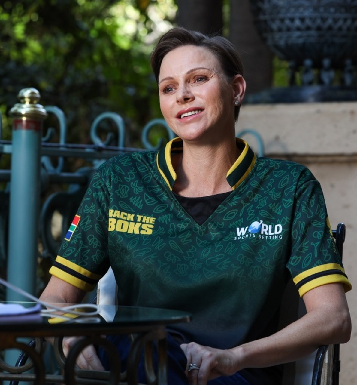 6天前,摩纳哥王妃夏琳在老家南非news24的采访里终于承认,是自己主动