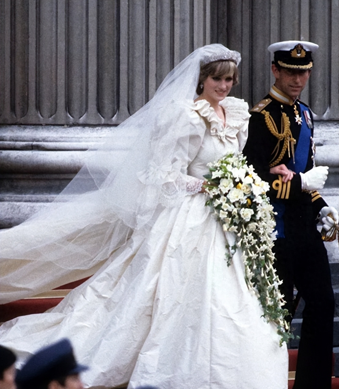 1981年7月,戴安娜穿着8米长的婚纱,怀着对未来生活的美好期盼嫁给了