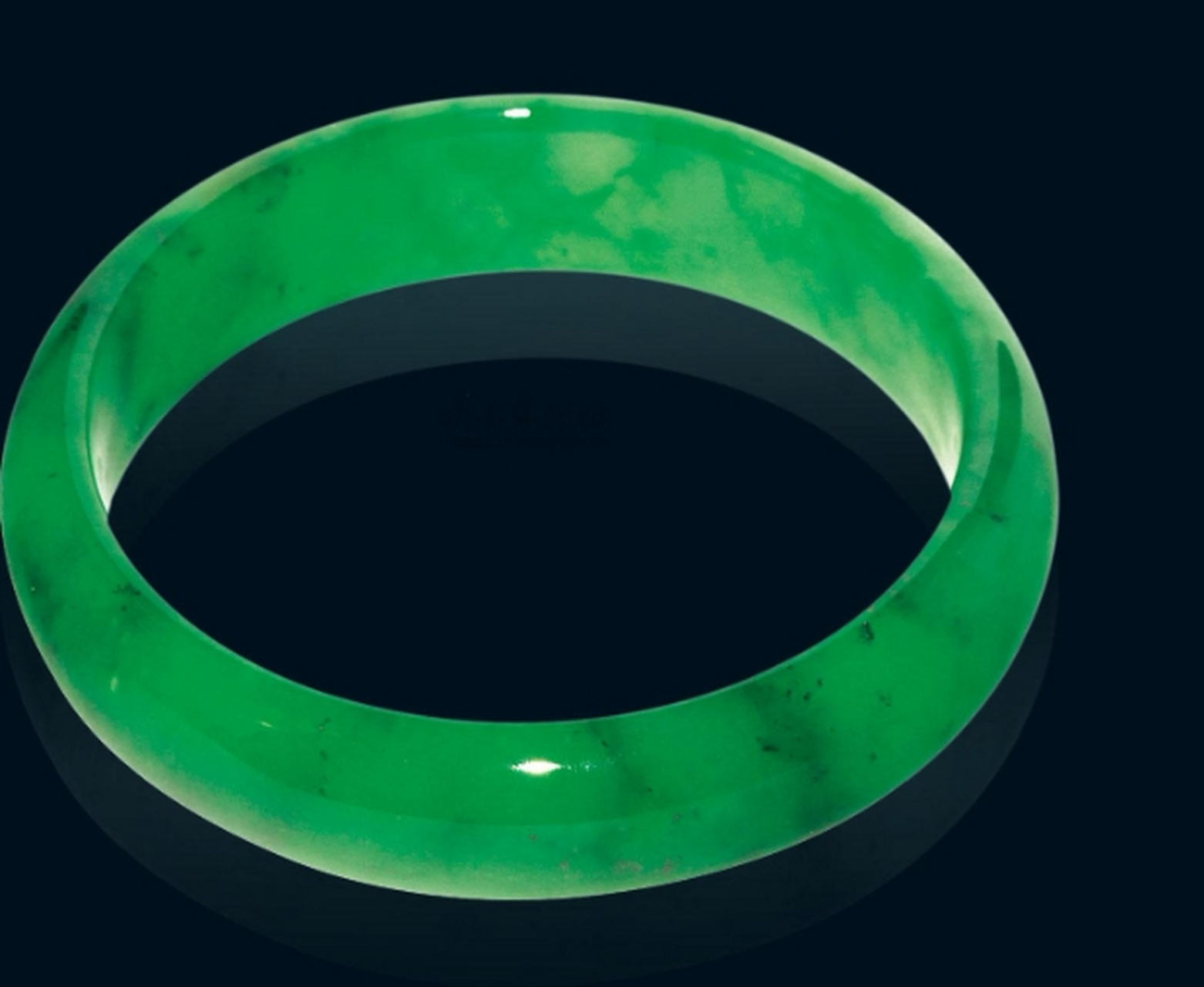 翡翠手镯# 水沫子是一种水头很好,呈透明或半透明的"冰种"玉石,颜色