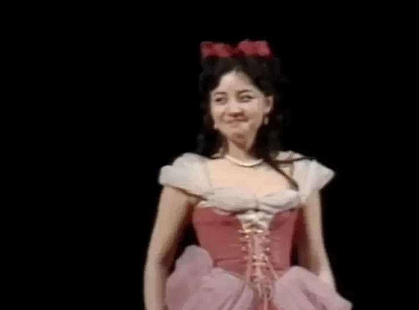 下面这组相片是宋丹丹25岁时演话剧《上帝的宠儿》剧照,那时的她肤白