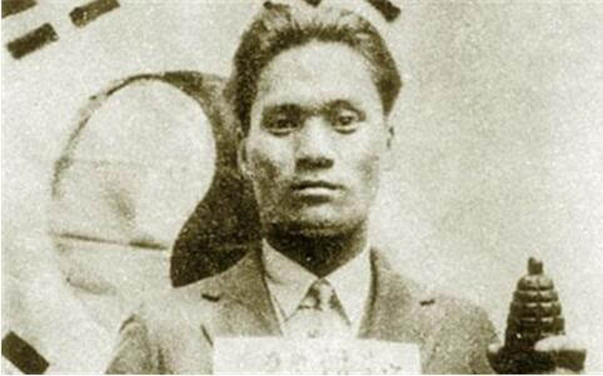 房间里没有灯,漆黑一片,就在王亚樵疑心之际,一道女声娇滴滴传来:"