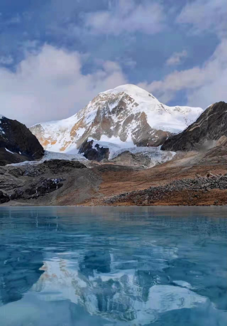 琼穆岗日雪山图片