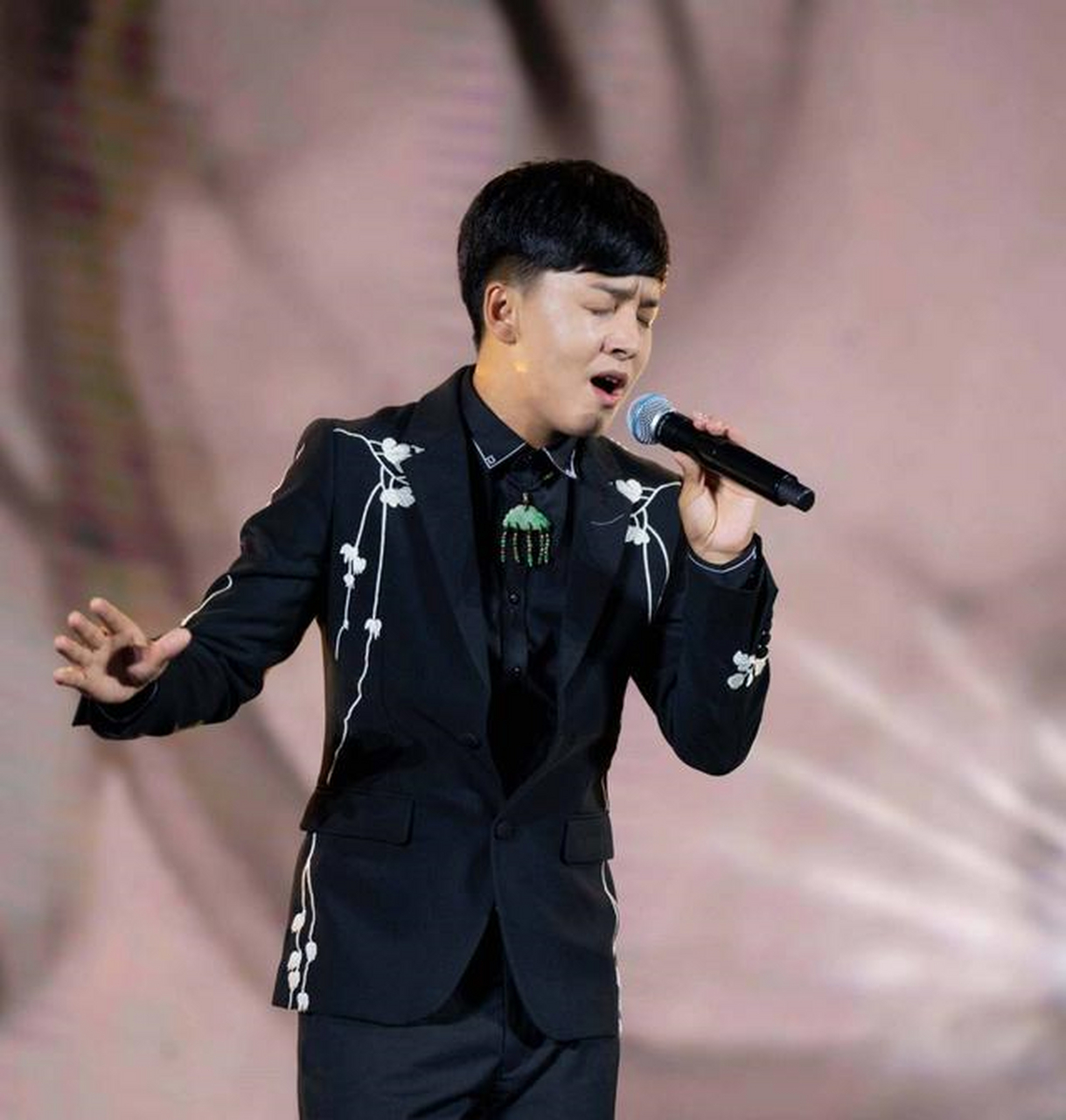 《中国好声音》黄金十年激战正酣,近日旦增尼玛现身"好声音"中秋晚会