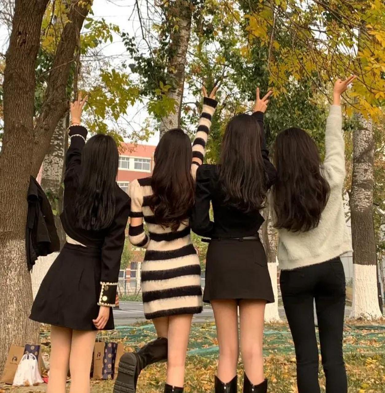 四个女生合影,那个是你最喜欢的类型?