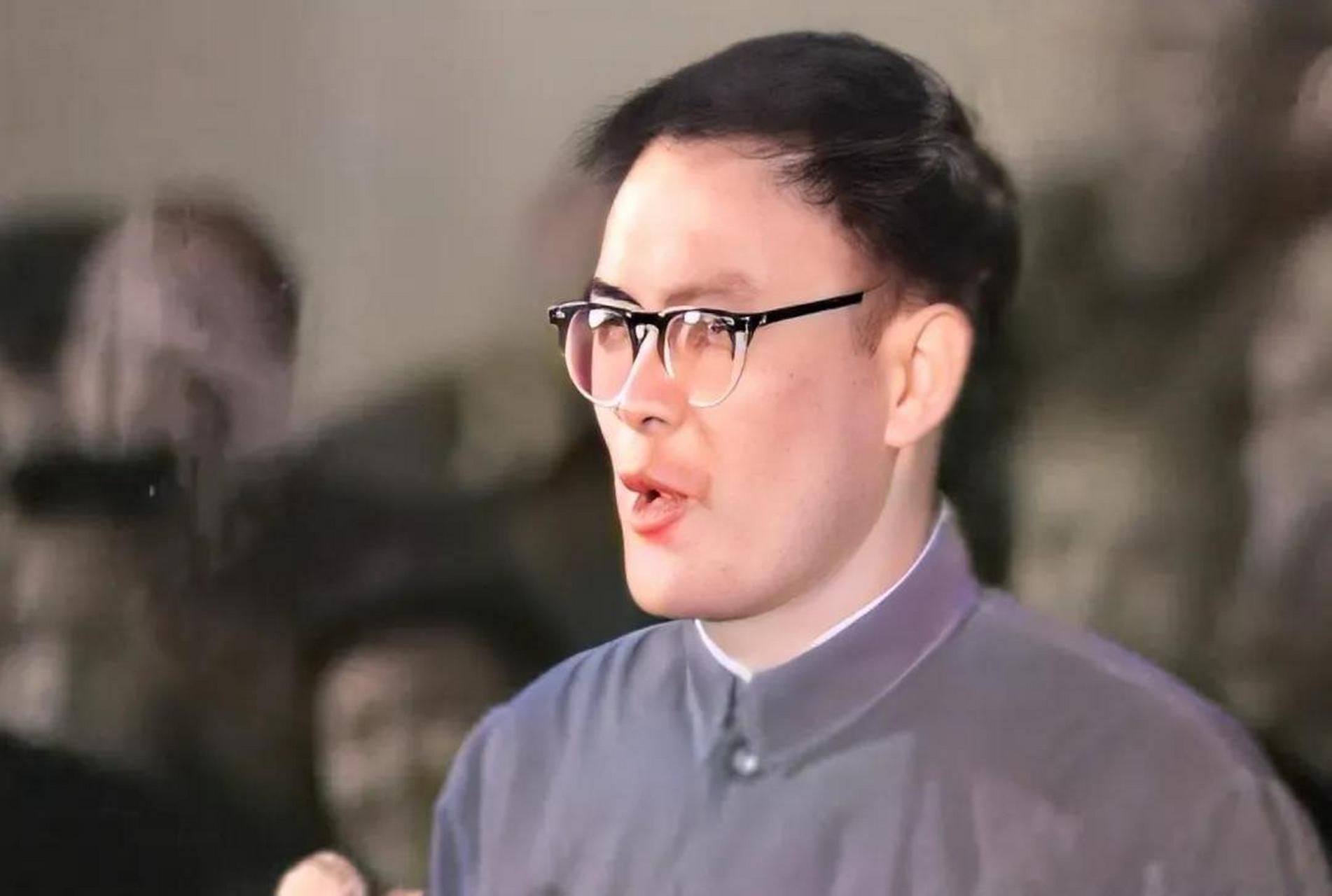 1983年,一名名叫蒯大富的人站在法庭上,回答着法官提出的问题.