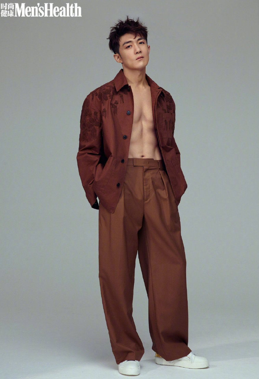 李泽锋 x《时尚健康》,没想到李泽锋身材那么好,腹肌好结实的样子