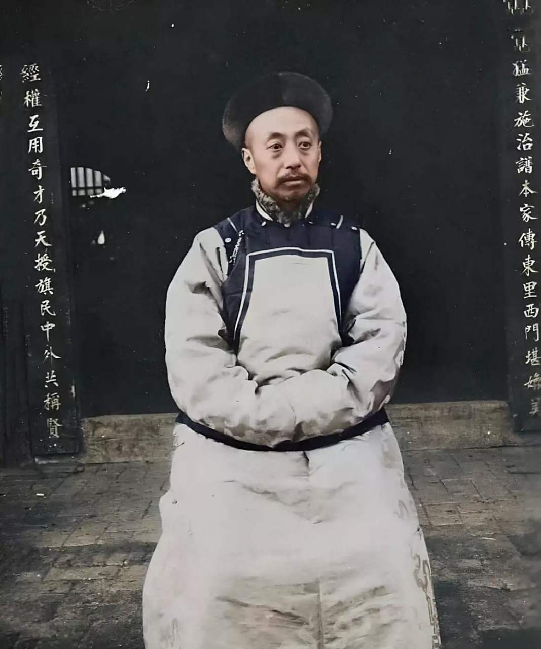 看下面这张照片中这个看似普通的老头,他坐在了盛京将军府的门口,双手