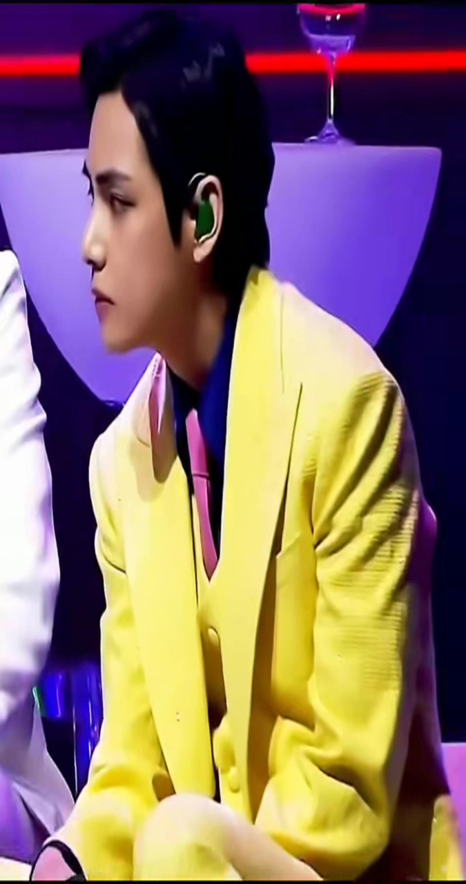 论颜值的重要性,众人吐槽的"金泰亨"黄西装,侧颜依旧帅惨了!