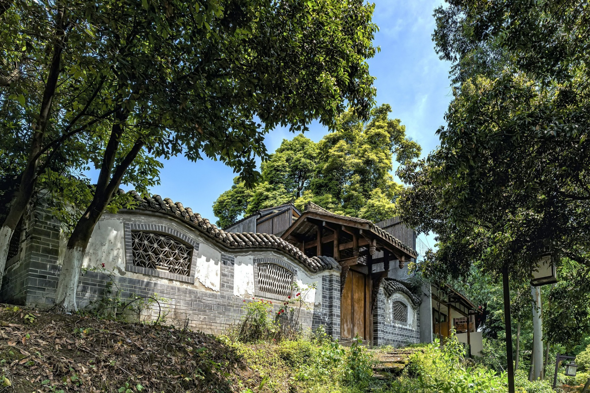 街子古镇,位于四川省成都市崇州,在崇州城西北25公里的凤栖山下,与