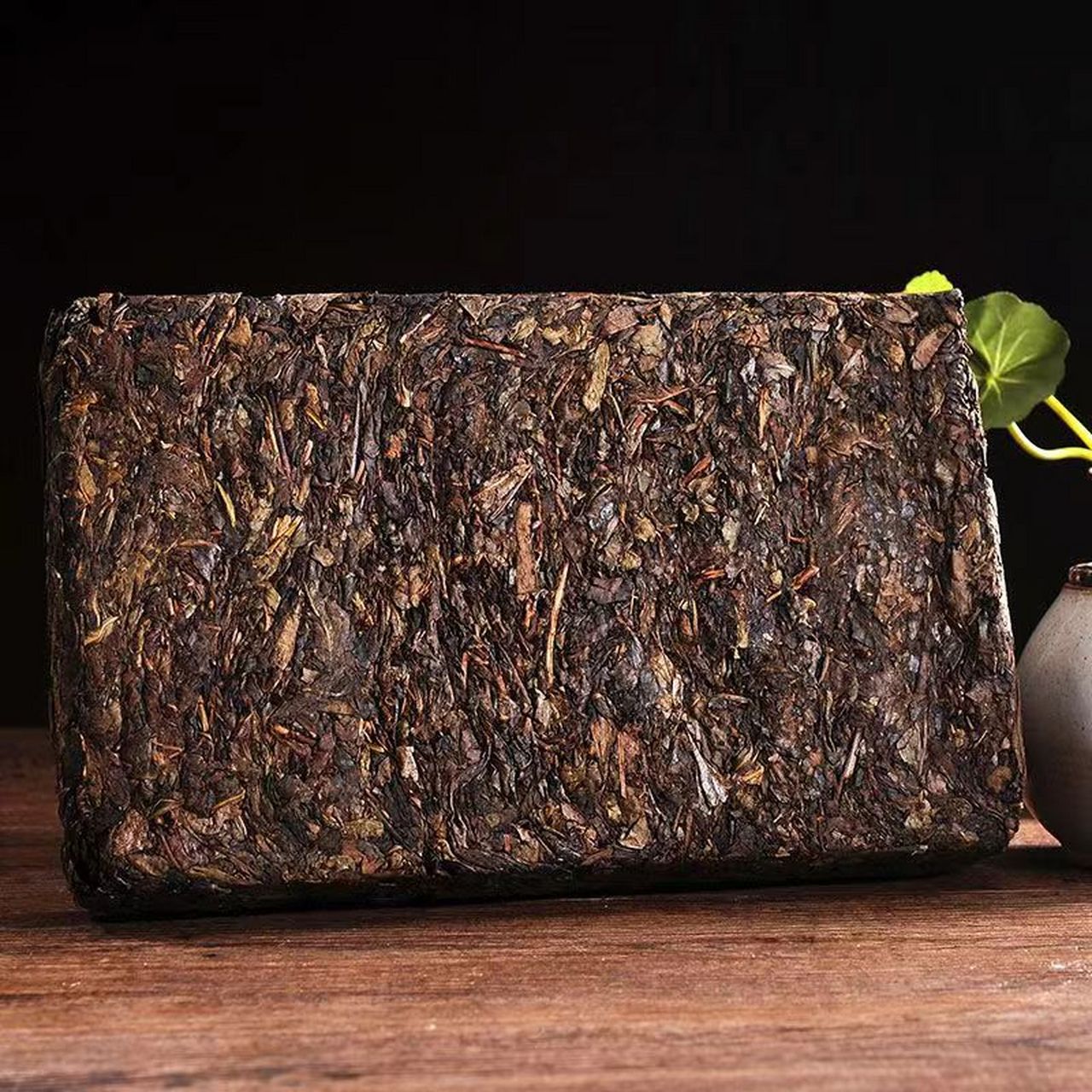 湖北老青茶是什么样的茶?  老青茶又称"青砖茶"属黑茶种类.