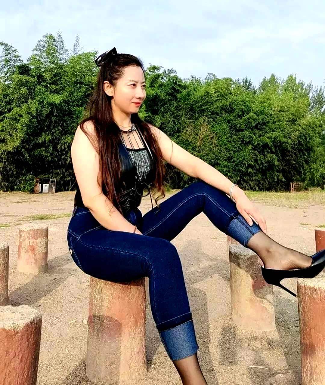 老阿姨也跟上时尚潮流,穿起了丝质裤子.