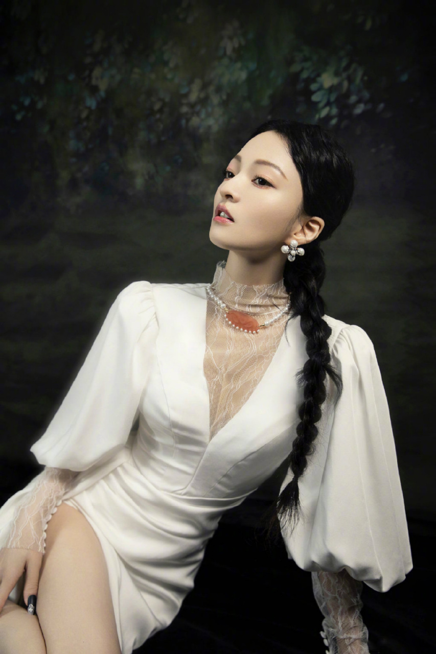 冻龄女神张韶涵:这长腿我爱了