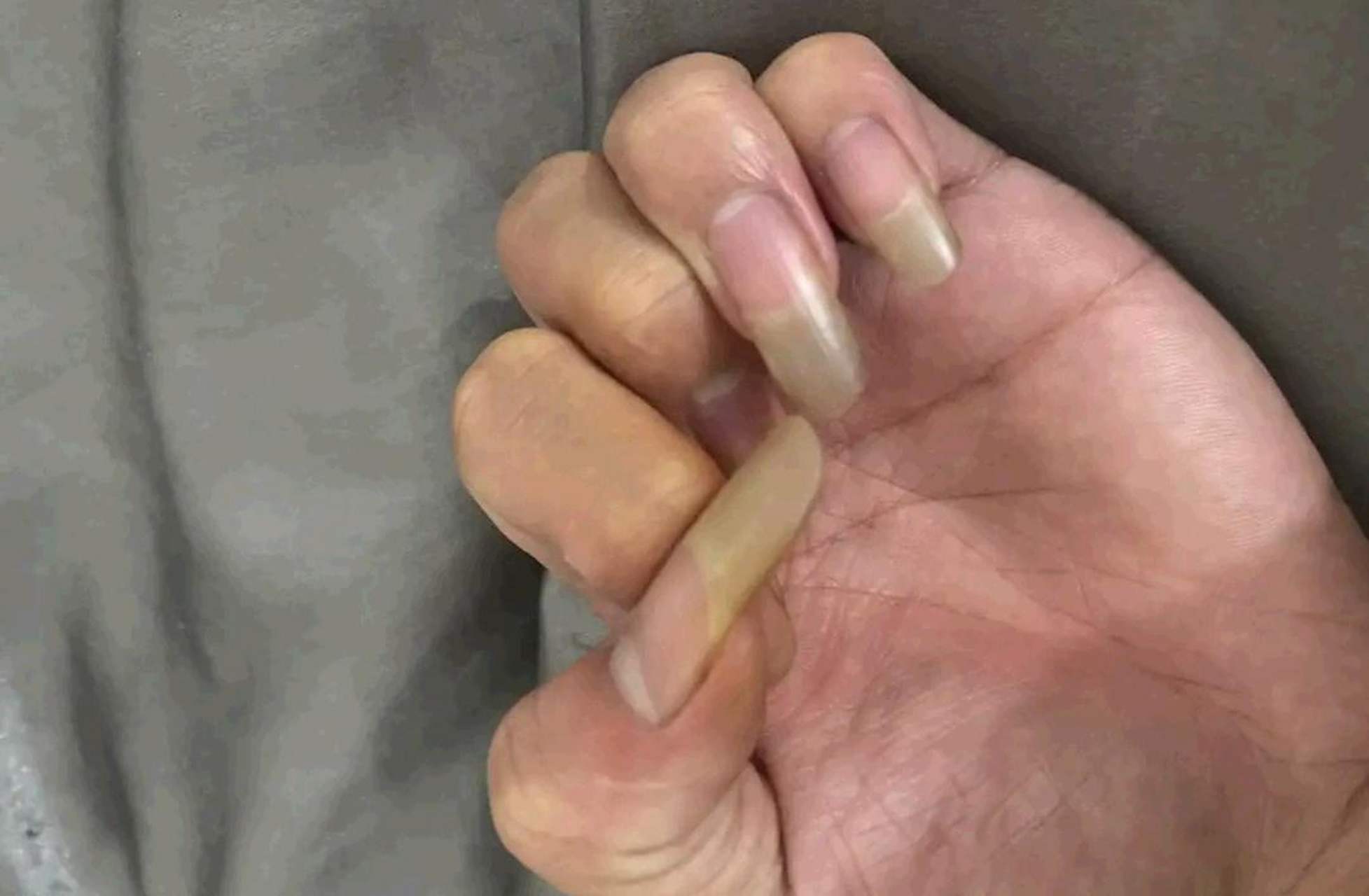 留这么长指甲的男生一点都不好看![开心]