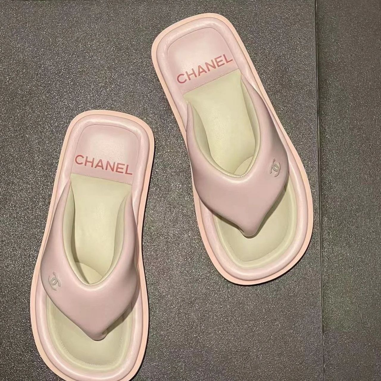 香奈儿22s面包人字拖绝绝子啊 夏天和拖鞋是绝配～要哪个颜色好啊