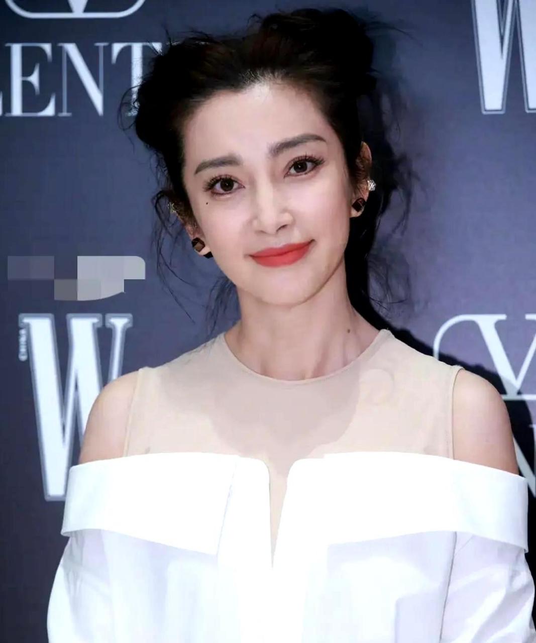 李冰冰保持年轻状态的秘诀是坚持近10多年用开水泡菜,她脸上洋溢着的