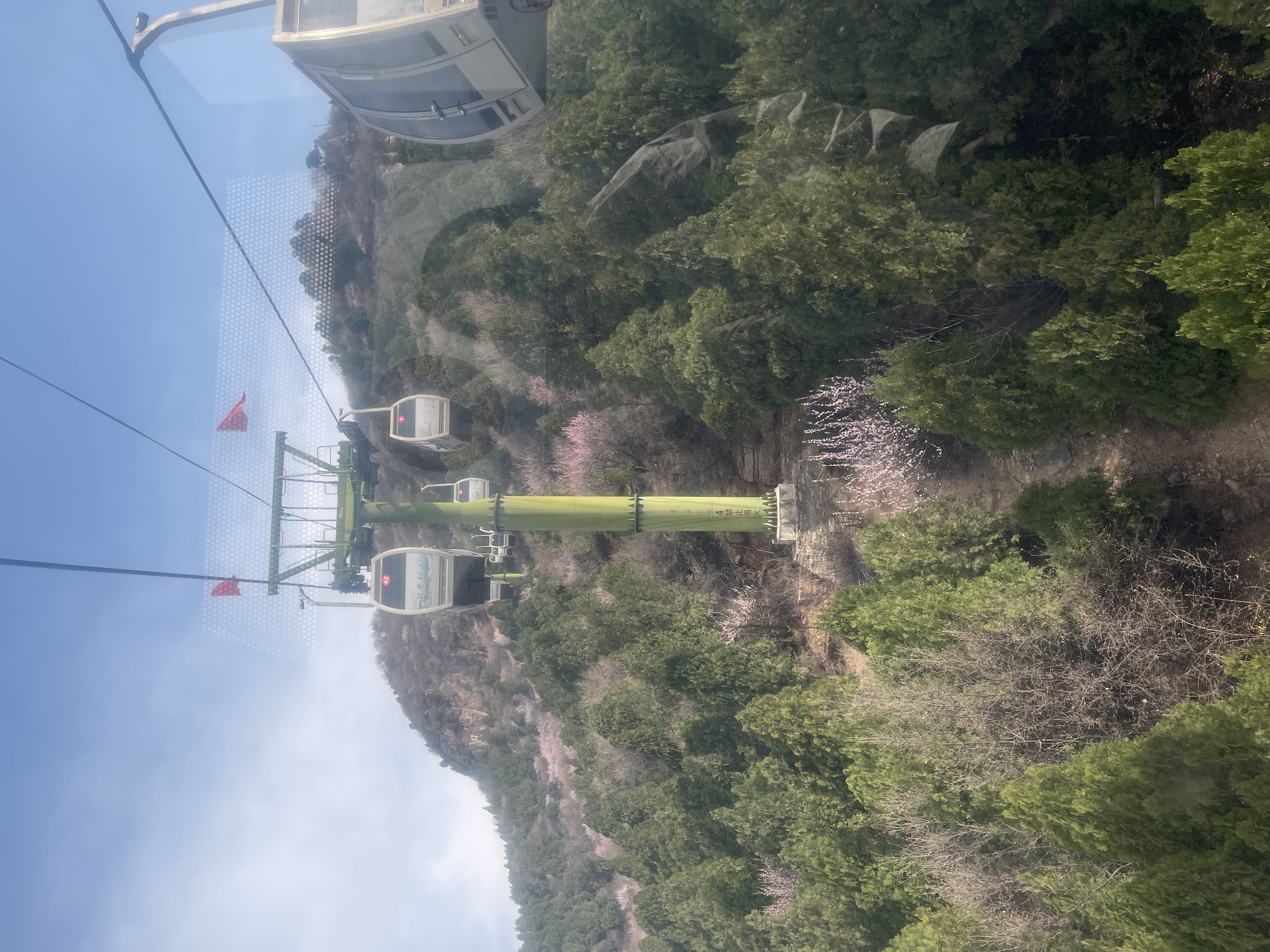 如今,许多旅游景区都设立了索道,这些索道不仅方便了游客到达山顶,更