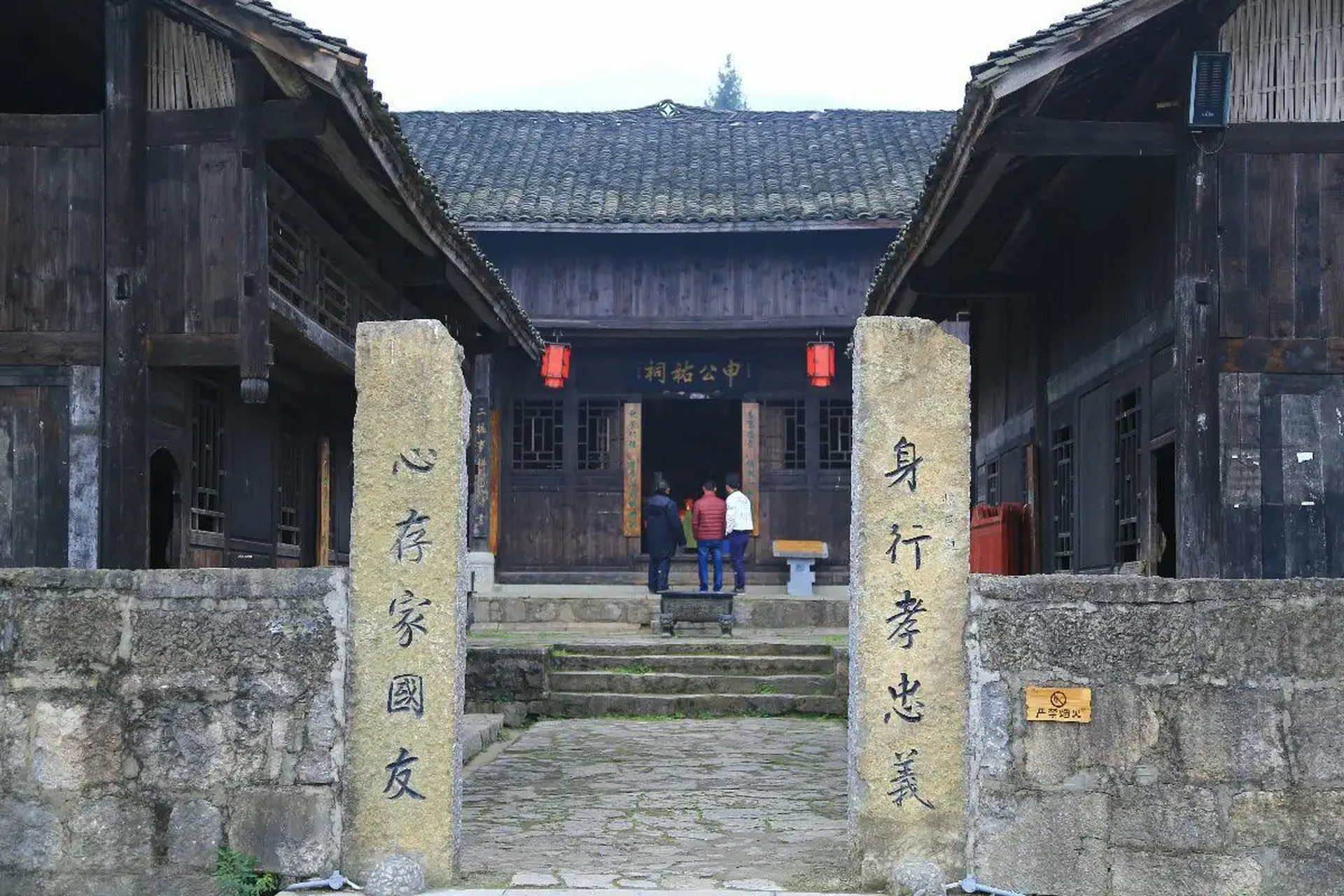 重庆龙潭古寨,位于丰都都督乡,它背依大山,规模不大,但山中缭绕的水汽