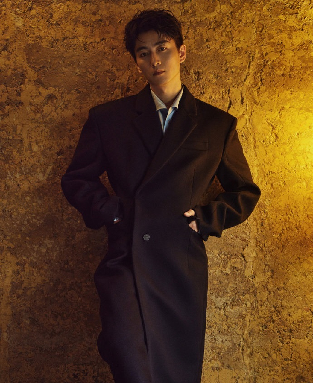 陈晓# 今日杂志大片,黑色白色都很适合他