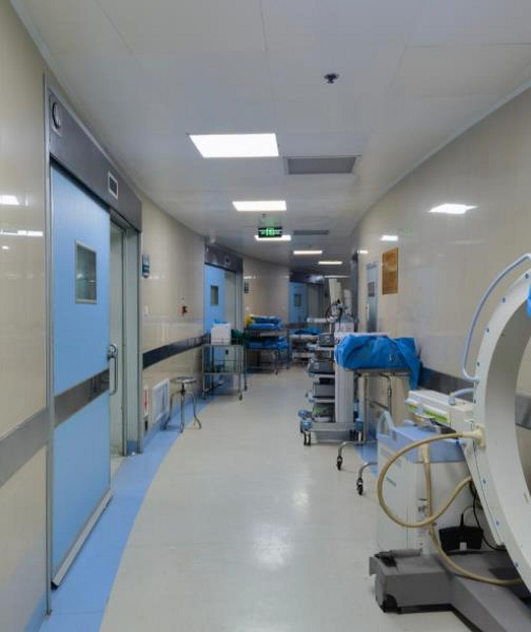 有网友分享一张医院请假的图片,在一个病床的床头,贴着一张纸条,上边