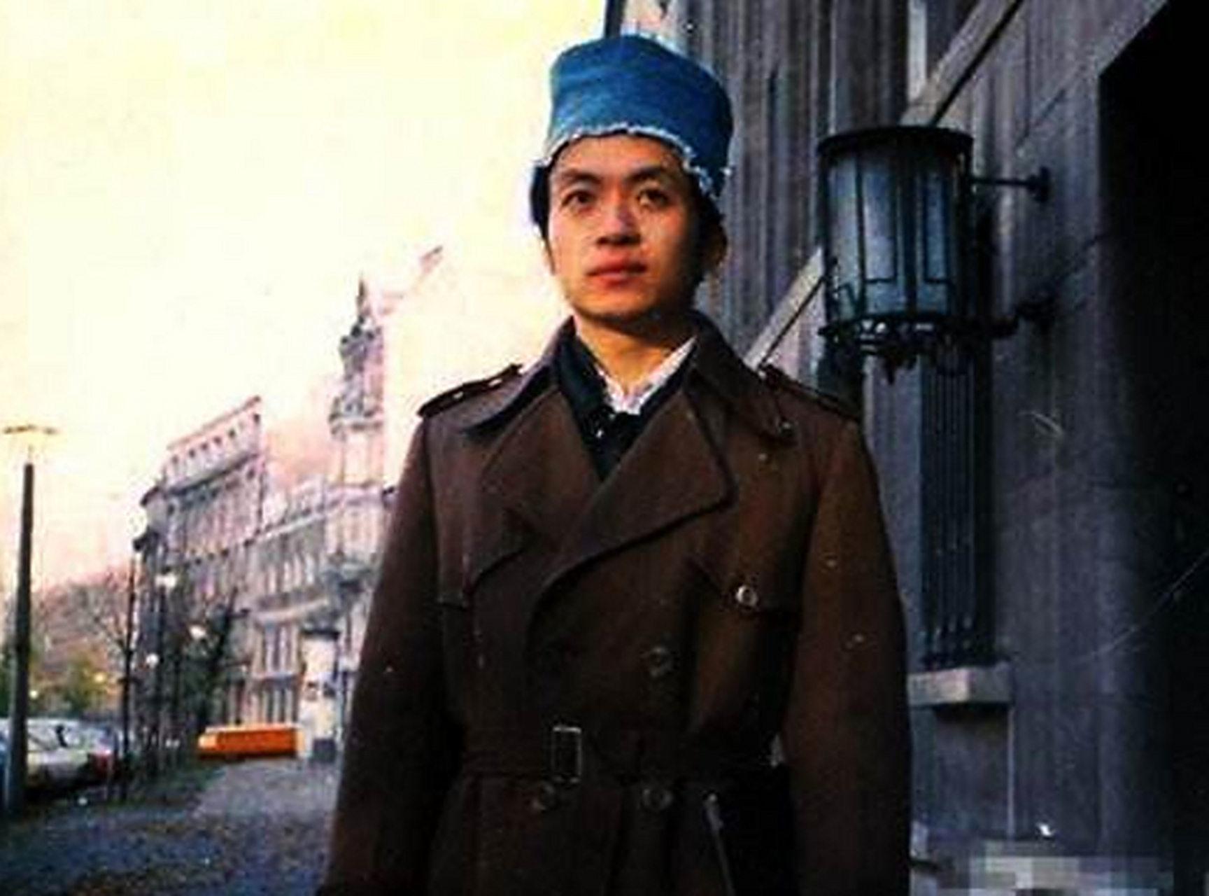 睡吧合上双眼世界就与我无关.——顾城《生命幻想曲》#顾城语录