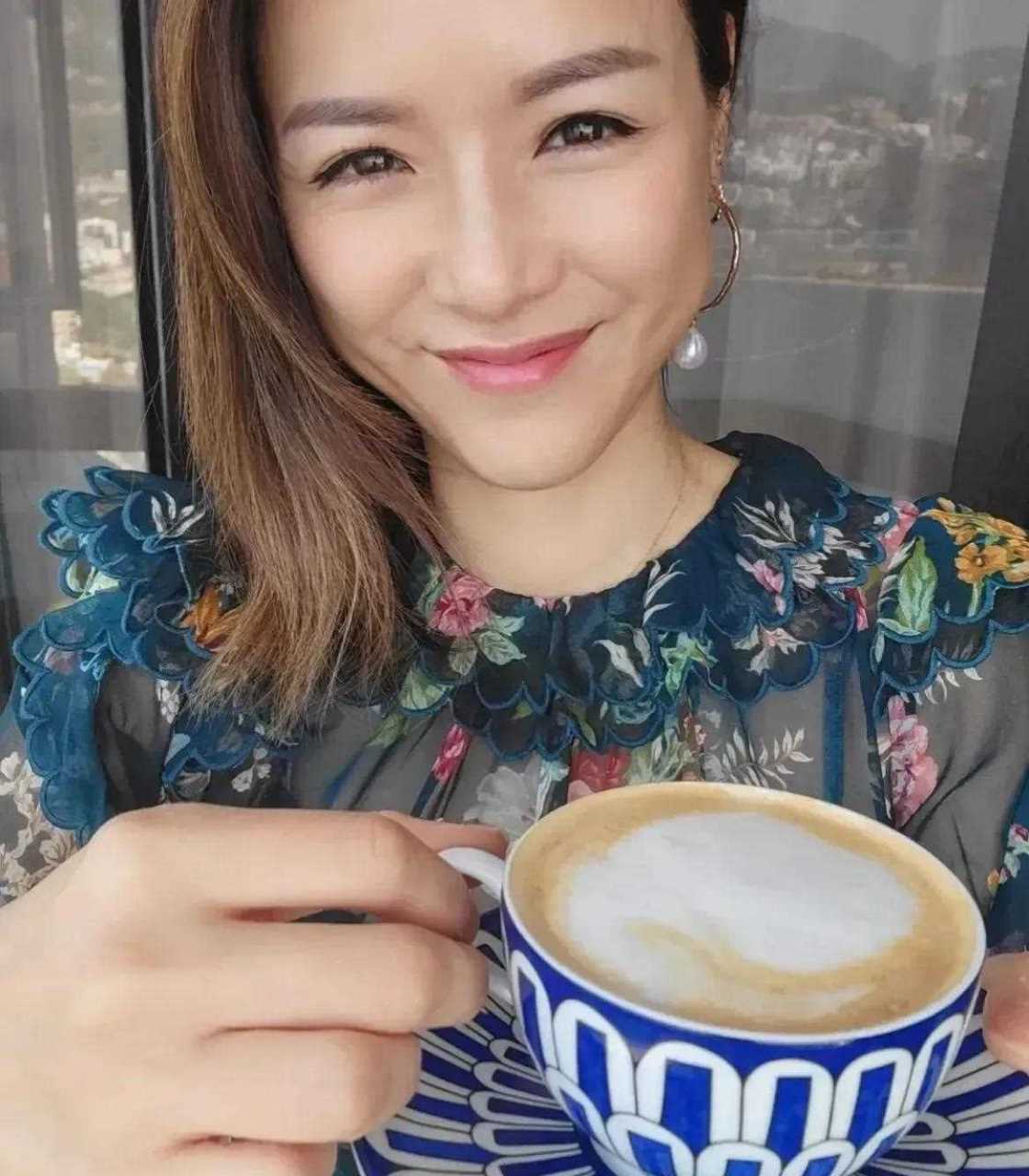 陈豪的太太陈茵微晒惬意下午茶时间 花朵上衣搭配甜美笑容 不愧是前