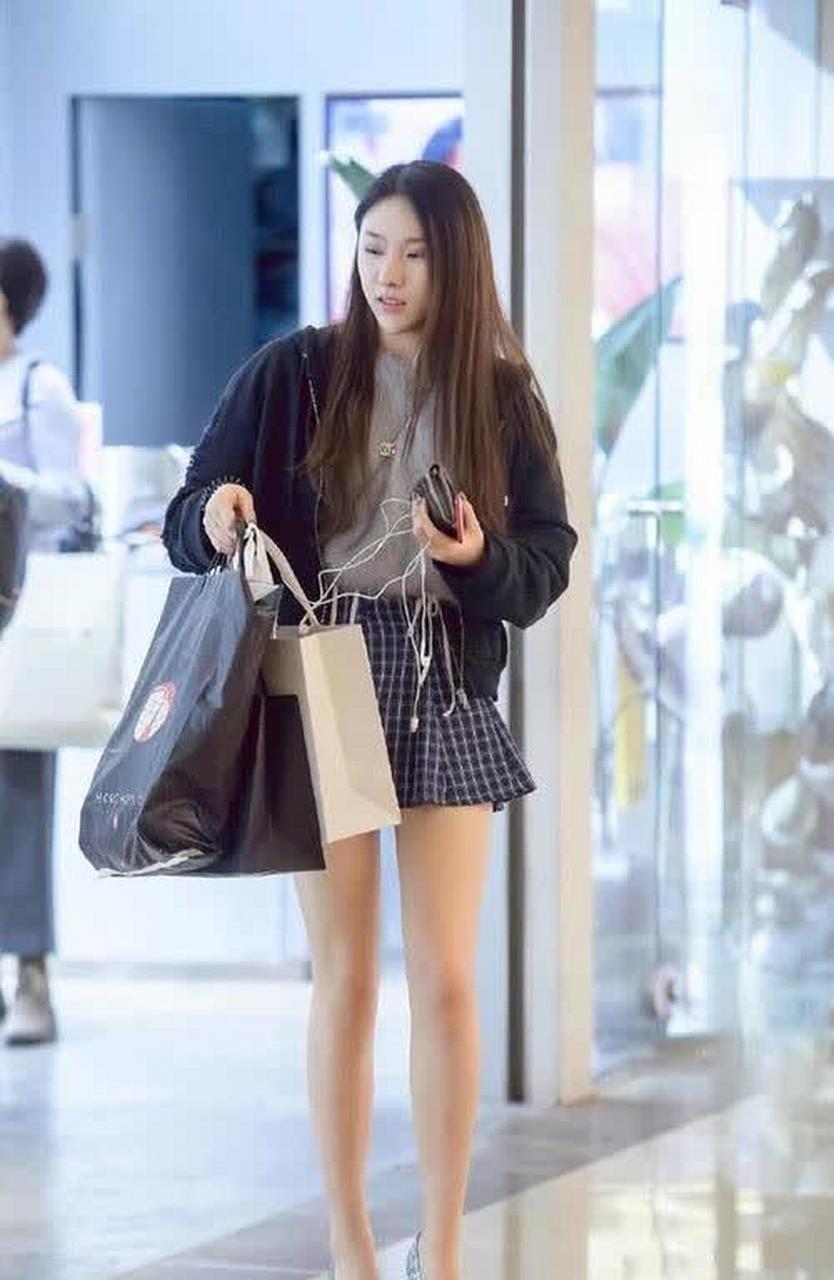 街拍美女:高跟肉丝展现青春活力,小姐姐这腿真的看不够