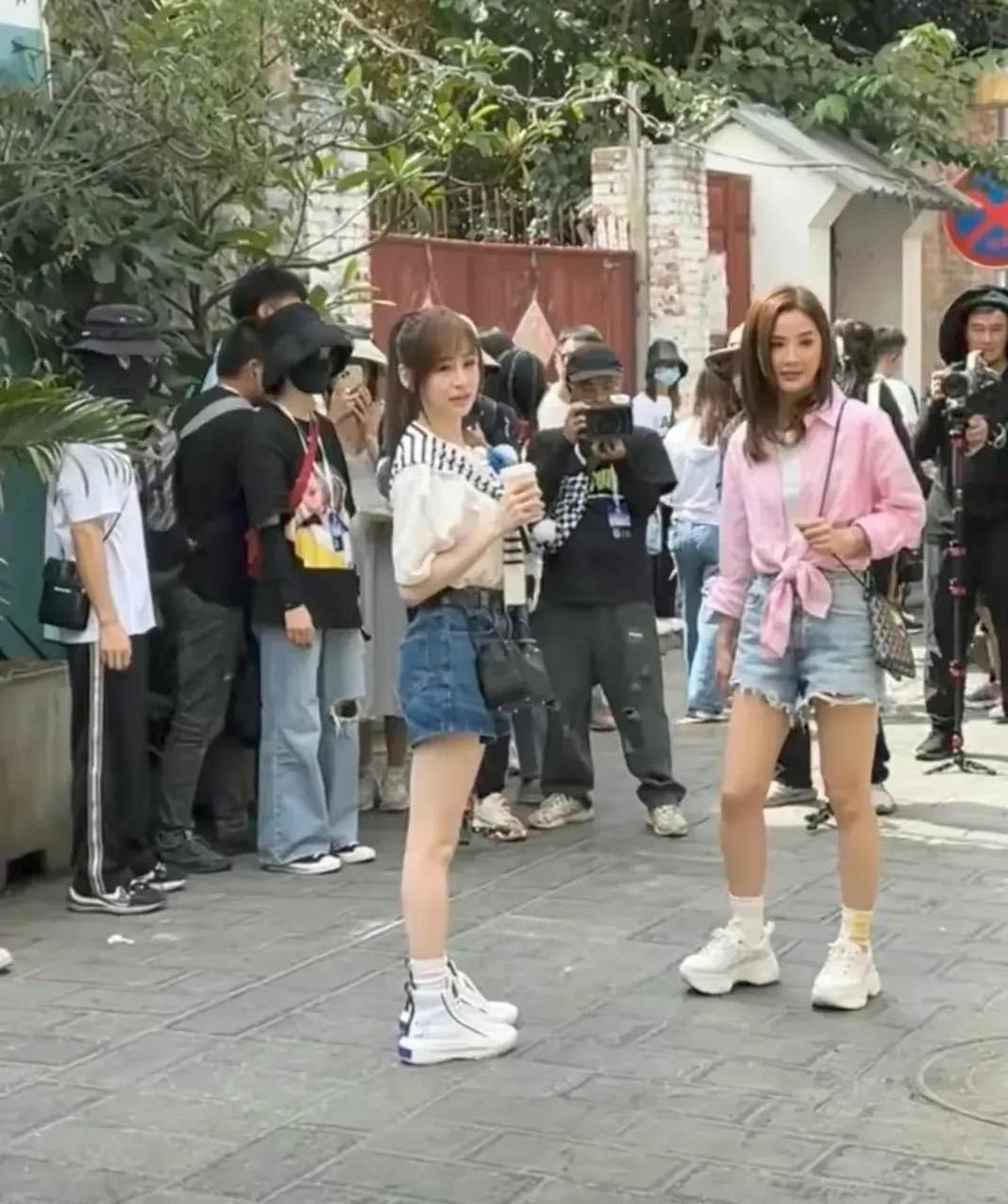 gif创作人# 王心凌真实身高,目测也就一米六吧,应该跟冯提莫差不陡哌