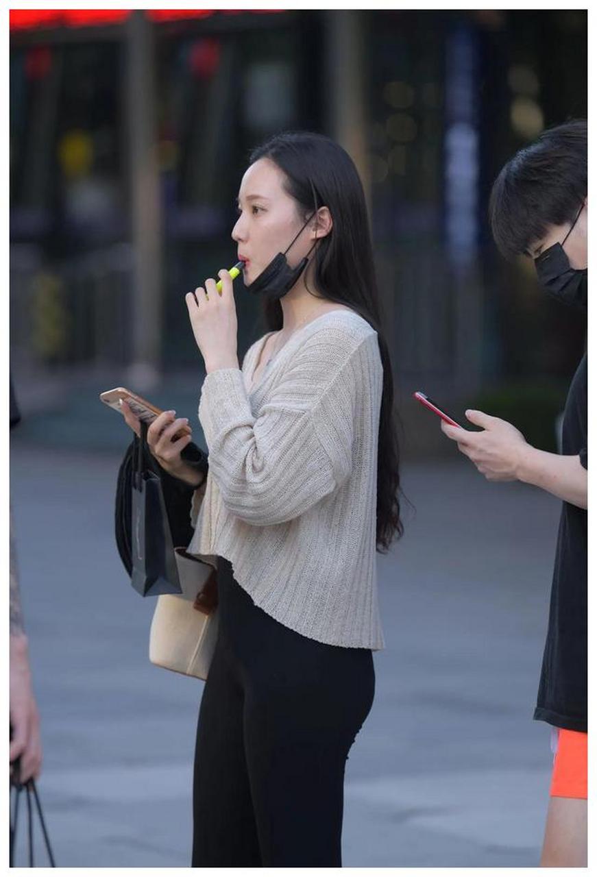 大街上抽电子烟的时尚美女