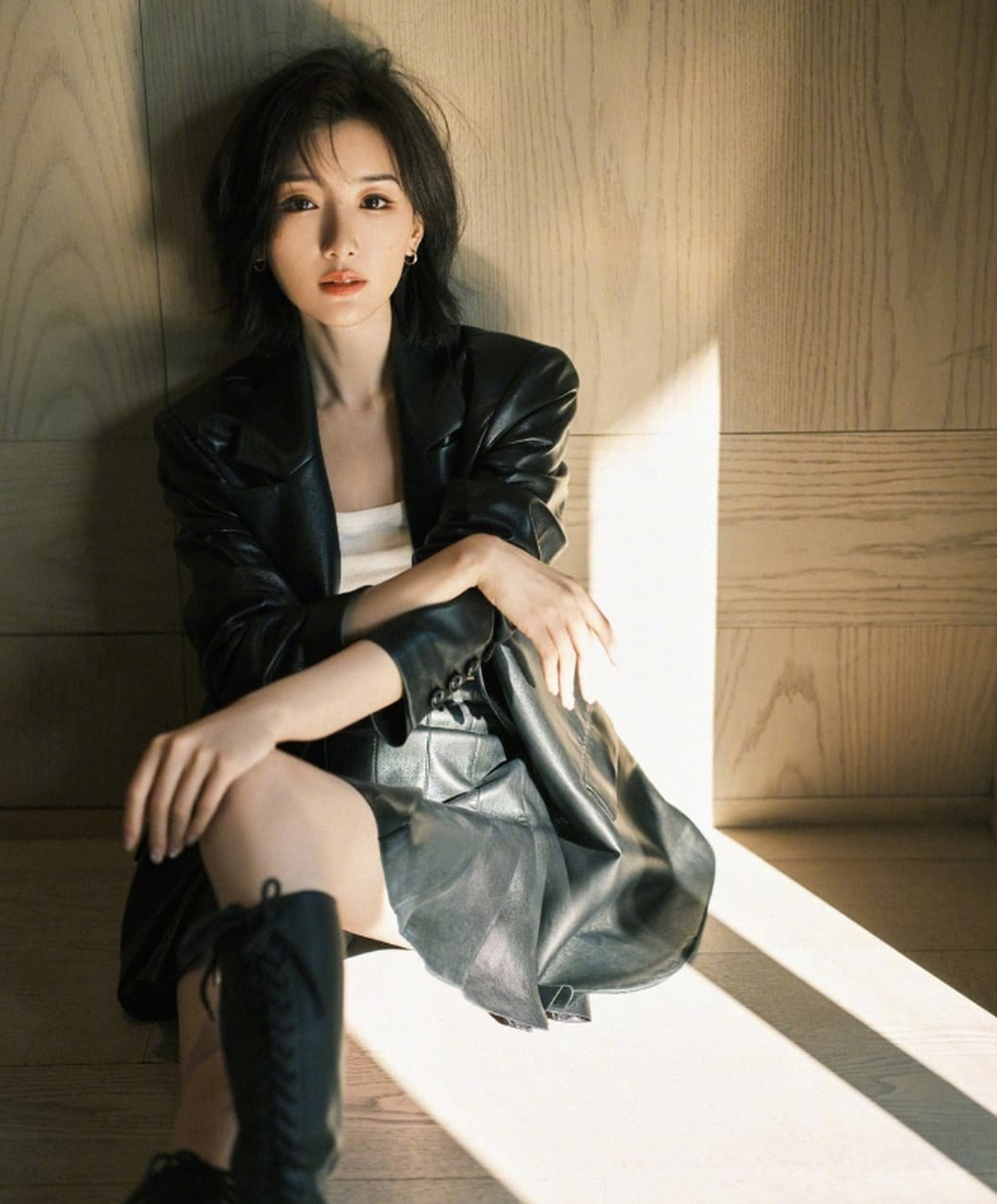 英俊潇洒,甜美优雅的#毛晓彤# 一袭黑色皮衣配长靴,貌若桃花,秀丽端庄