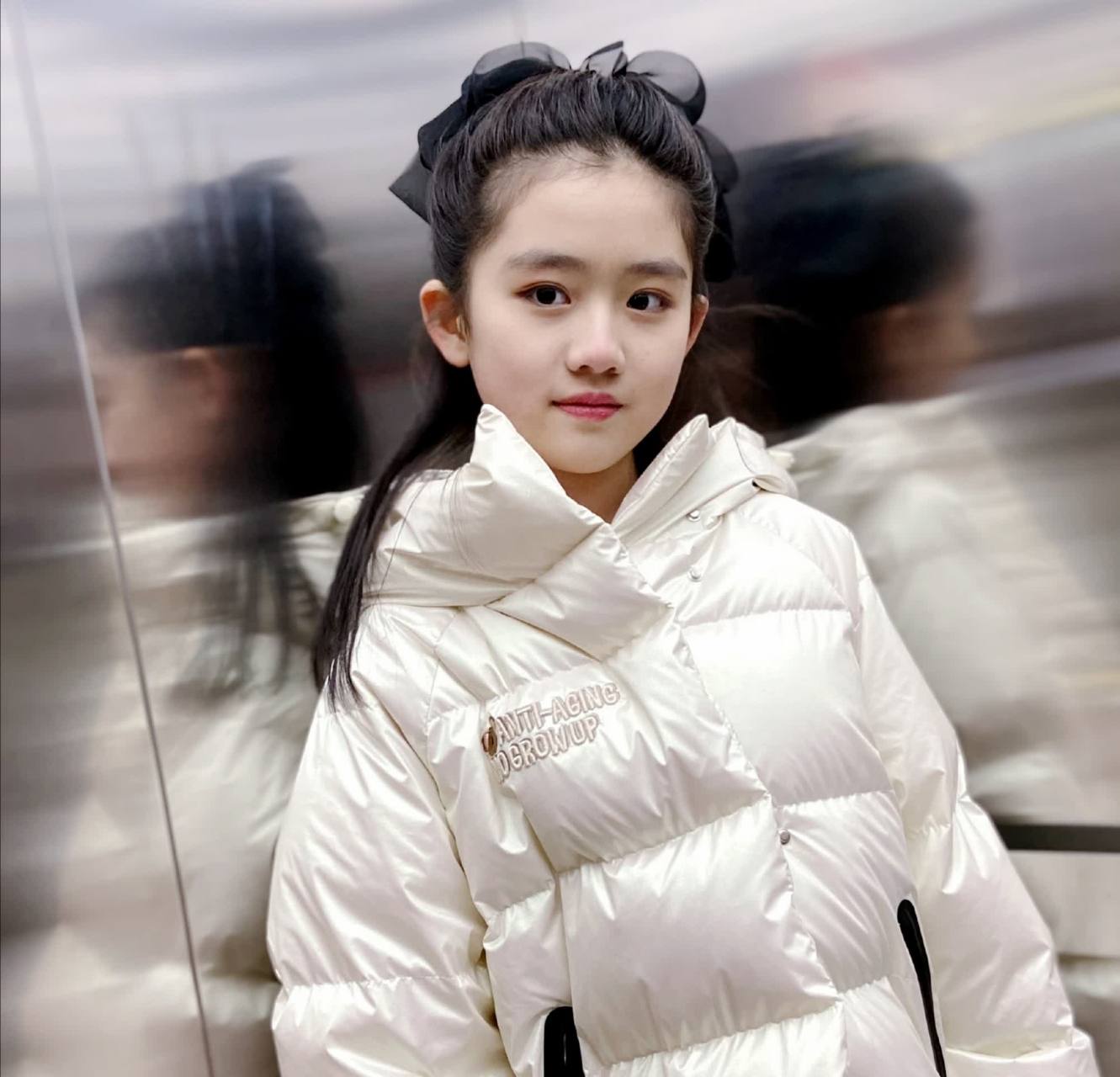 你认识这个小女孩吗? 也是一名童星.