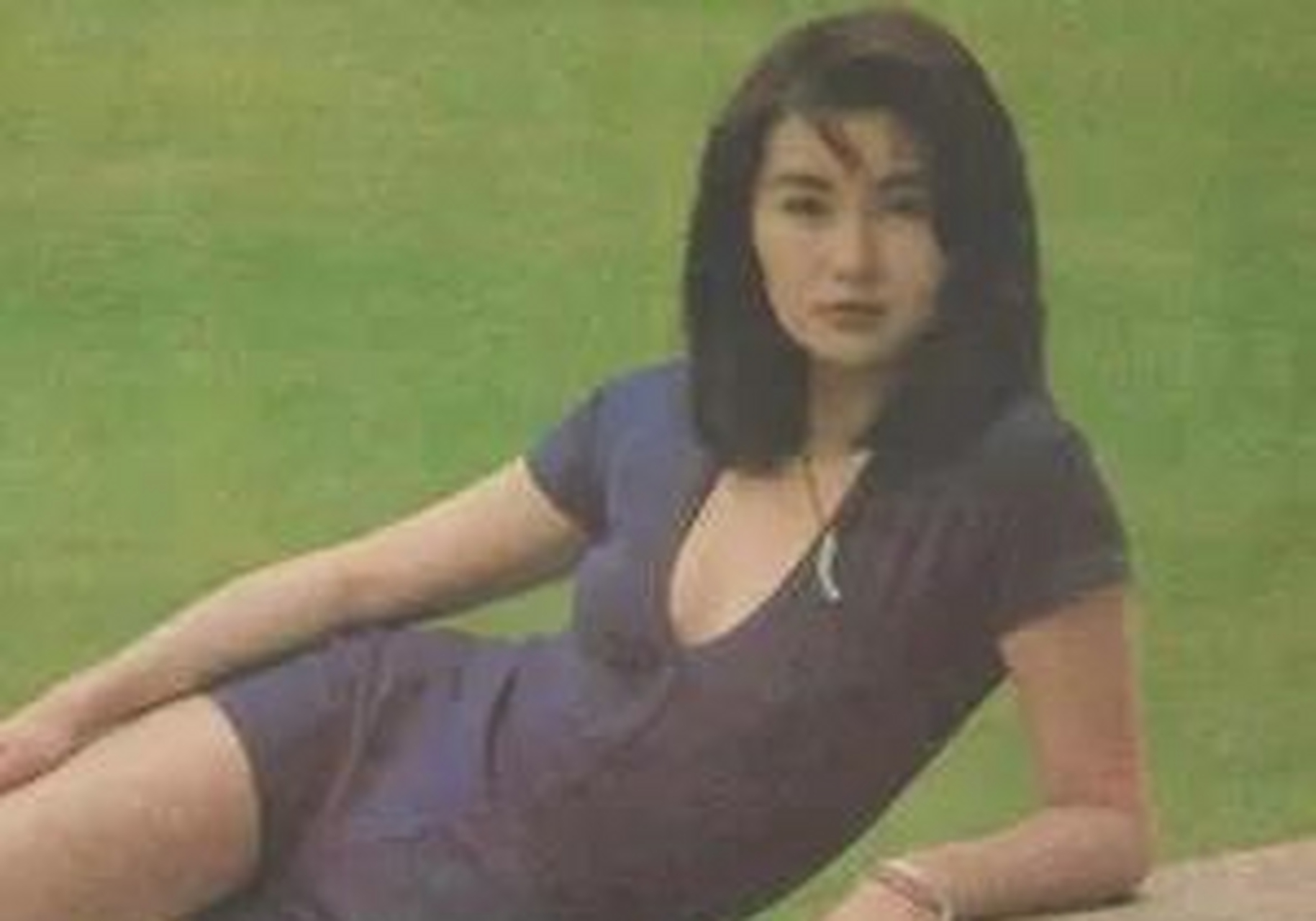 十分罕见的张曼玉,珍贵的泳装照海边弄姿性感迷人