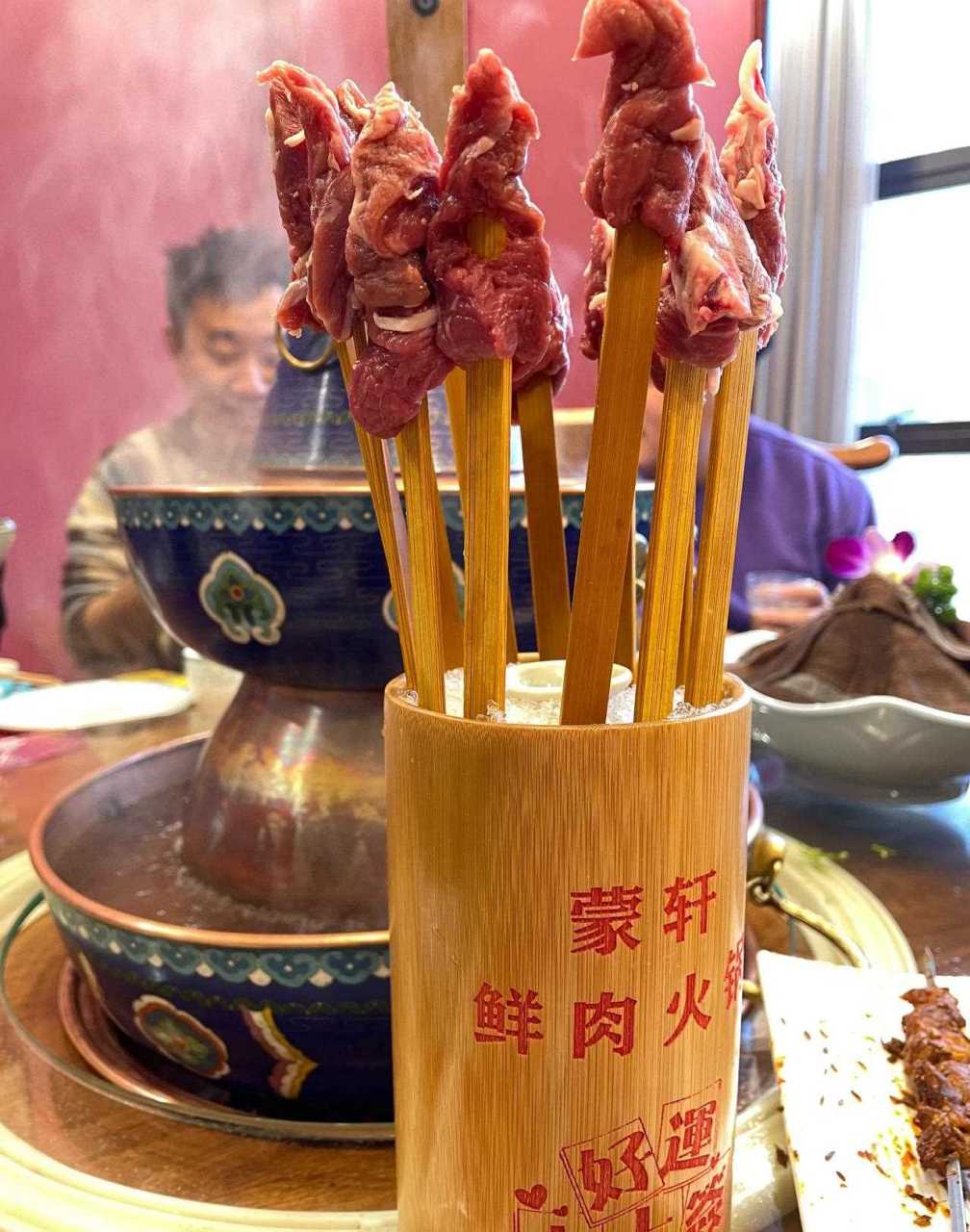 這應該是太原面積最大的銅鍋涮肉店了,1500多平,包間很多,肉質很鮮都