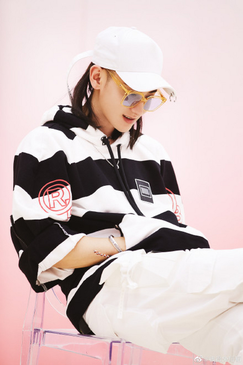 黄子韬的大背头造型加上金丝眼镜的搭配,凸显出雅痞气质.