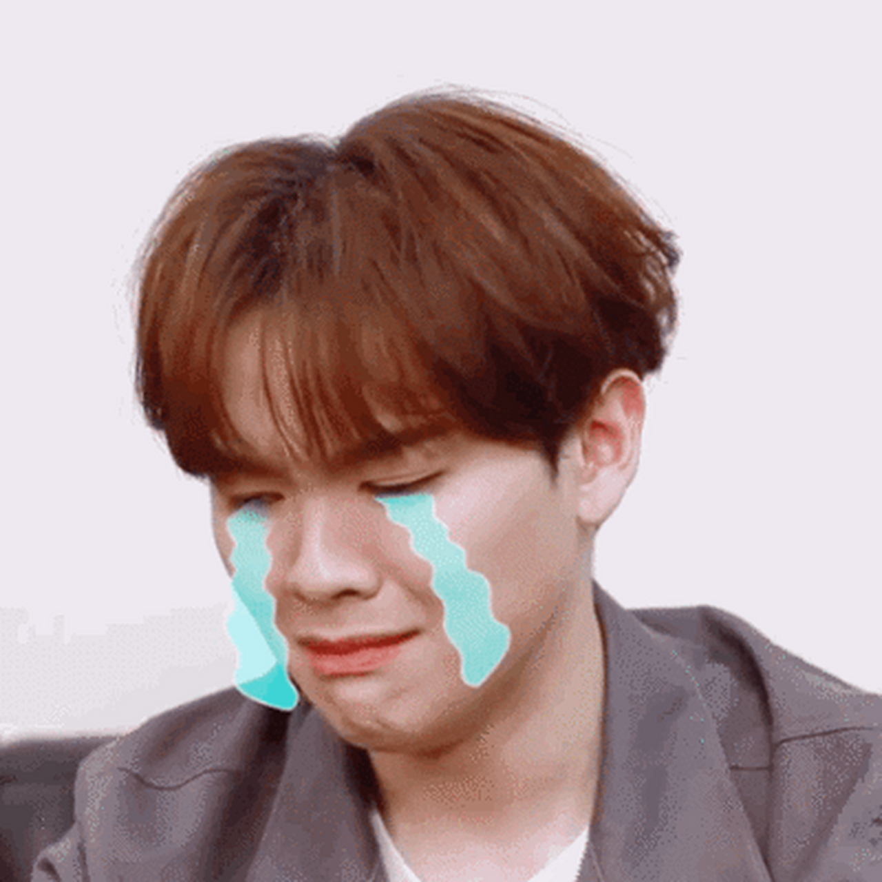 尤长靖从小就特别喜欢在舞台上唱歌.初中的时候,参加了社团