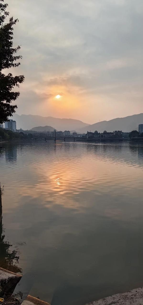 一道残阳铺水中, 半江瑟瑟半江红. ——白居易《暮江吟》