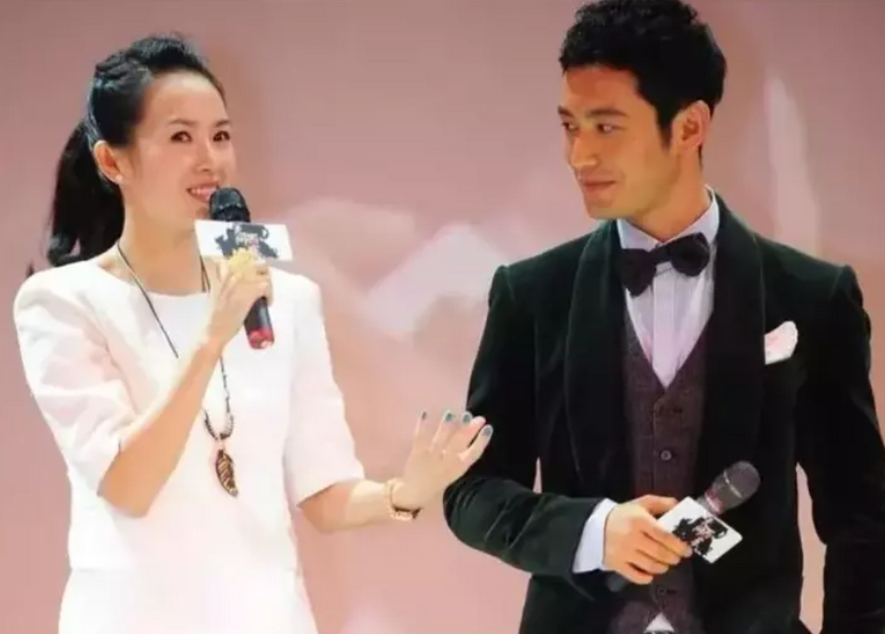 嘿,据说章子怡出轨了黄晓明!