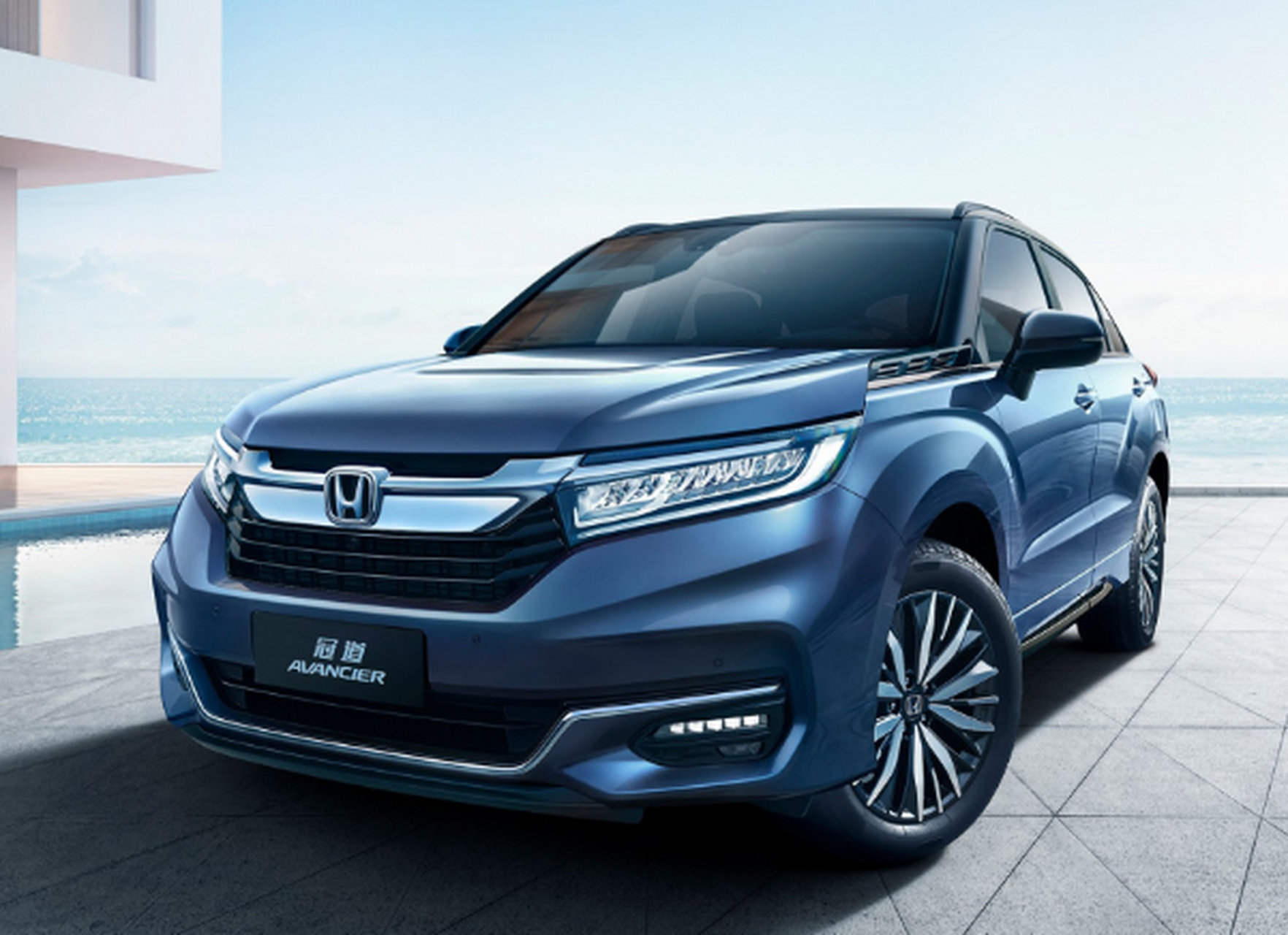 外观方面,新款冠道的前脸新增了三条熏黑饰条,转向灯升级为流水式设计