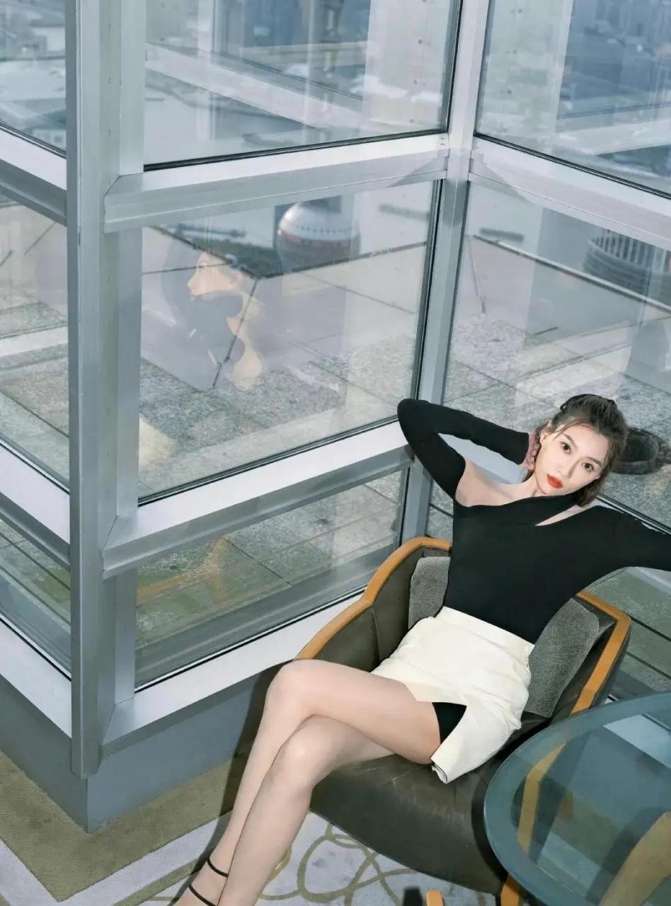 "身高腿长,肤白性感",知名女模特,女主持--李斯羽