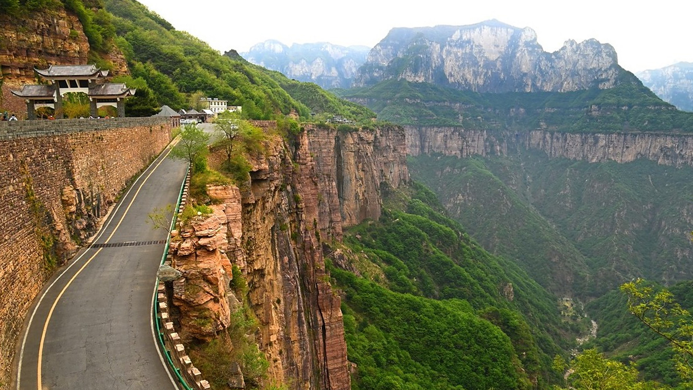 河南新乡天界山是一座峻峭挺拔的山峰,也被外界誉为"天地相接"之处.