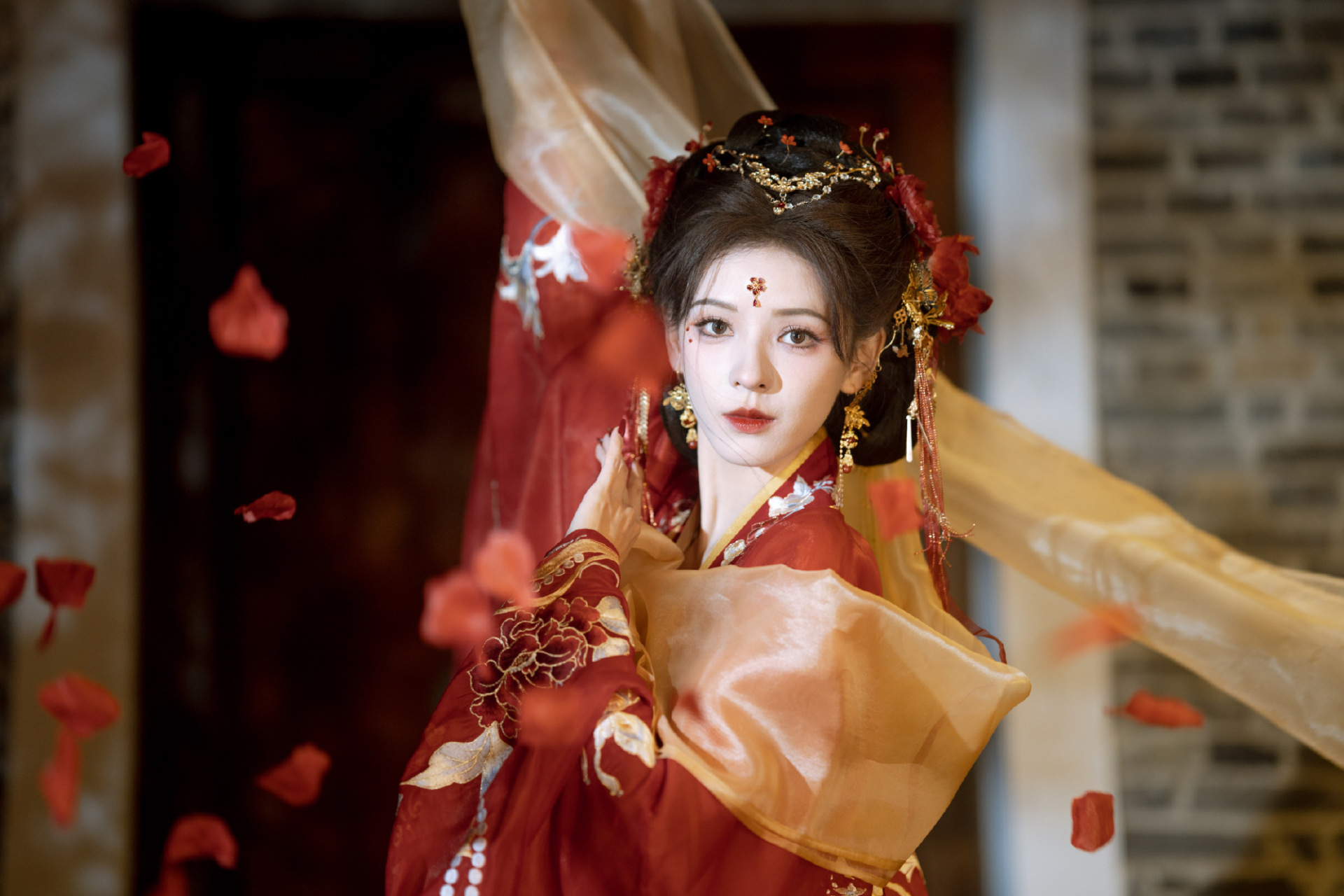 张予曦的一组古装美照曝光,她身穿红衣佩戴红花妆容精致,手捧花束娇艳