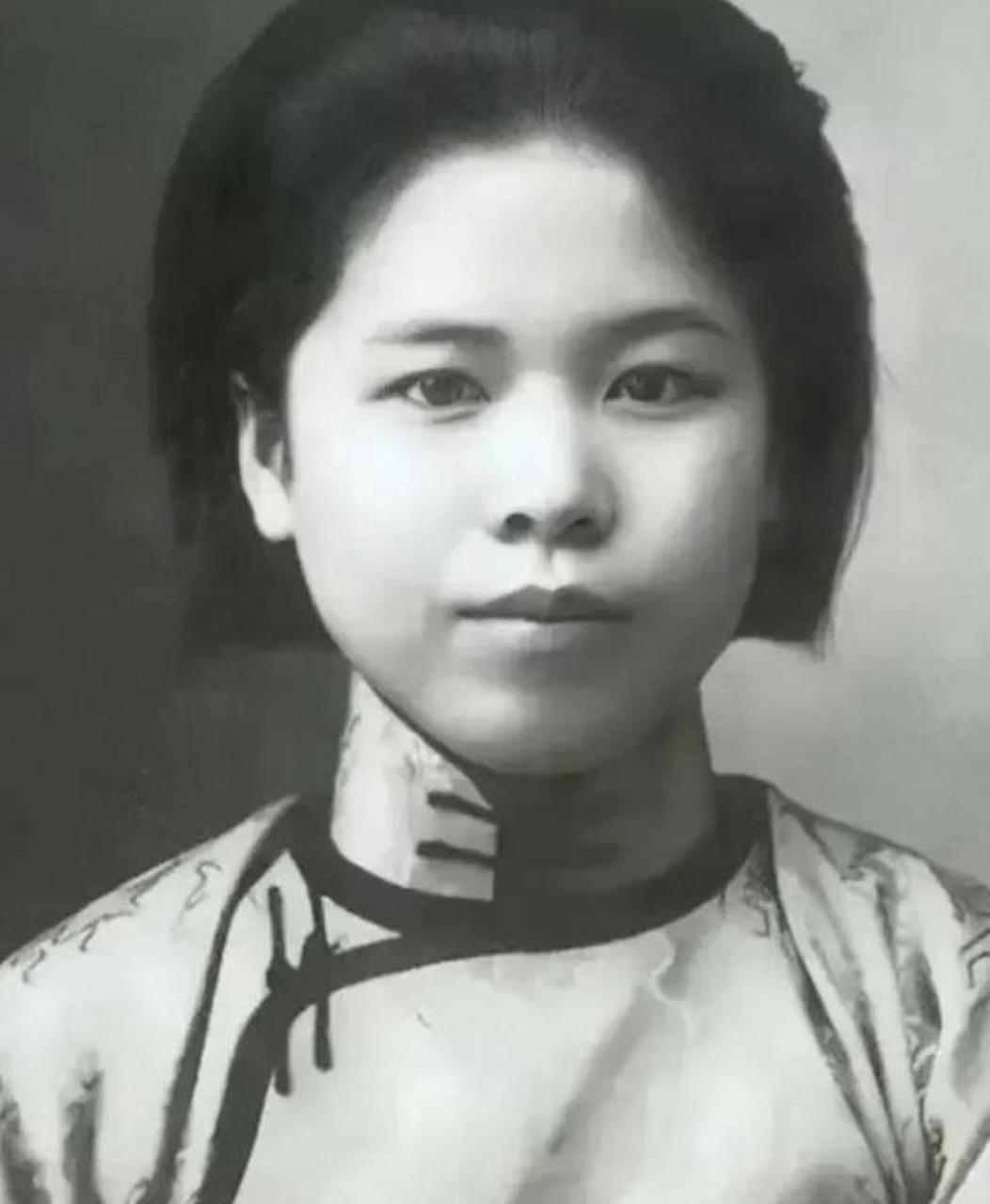 1947年,特务们将杨虎城的夫人谢葆真牢牢捆住,又用针