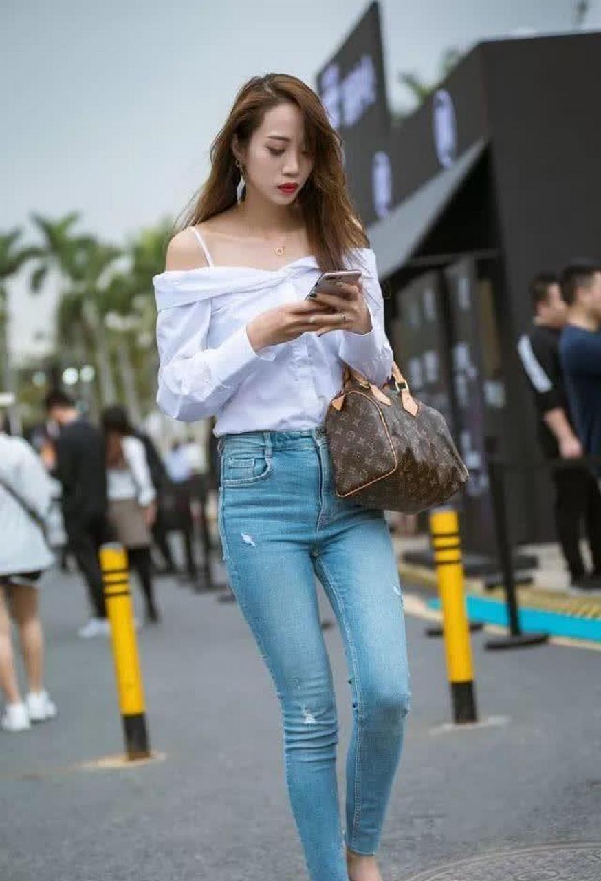 街拍美女:白衬衫配牛仔裤的时尚美女,魔鬼身材回头率好高!