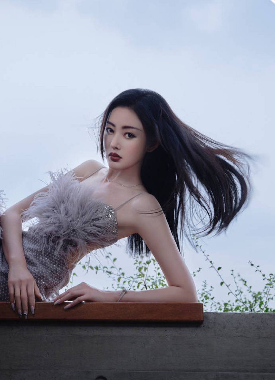 张天爱穿羽毛吊带裙,大秀美腿妩媚迷人!