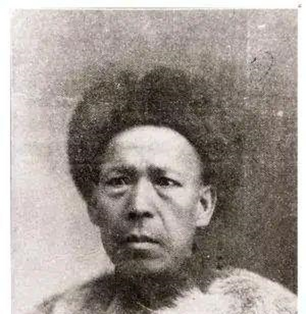 第一,李德钖是提高相声地位的第一人,在他之前相声只是天桥撂地演出的