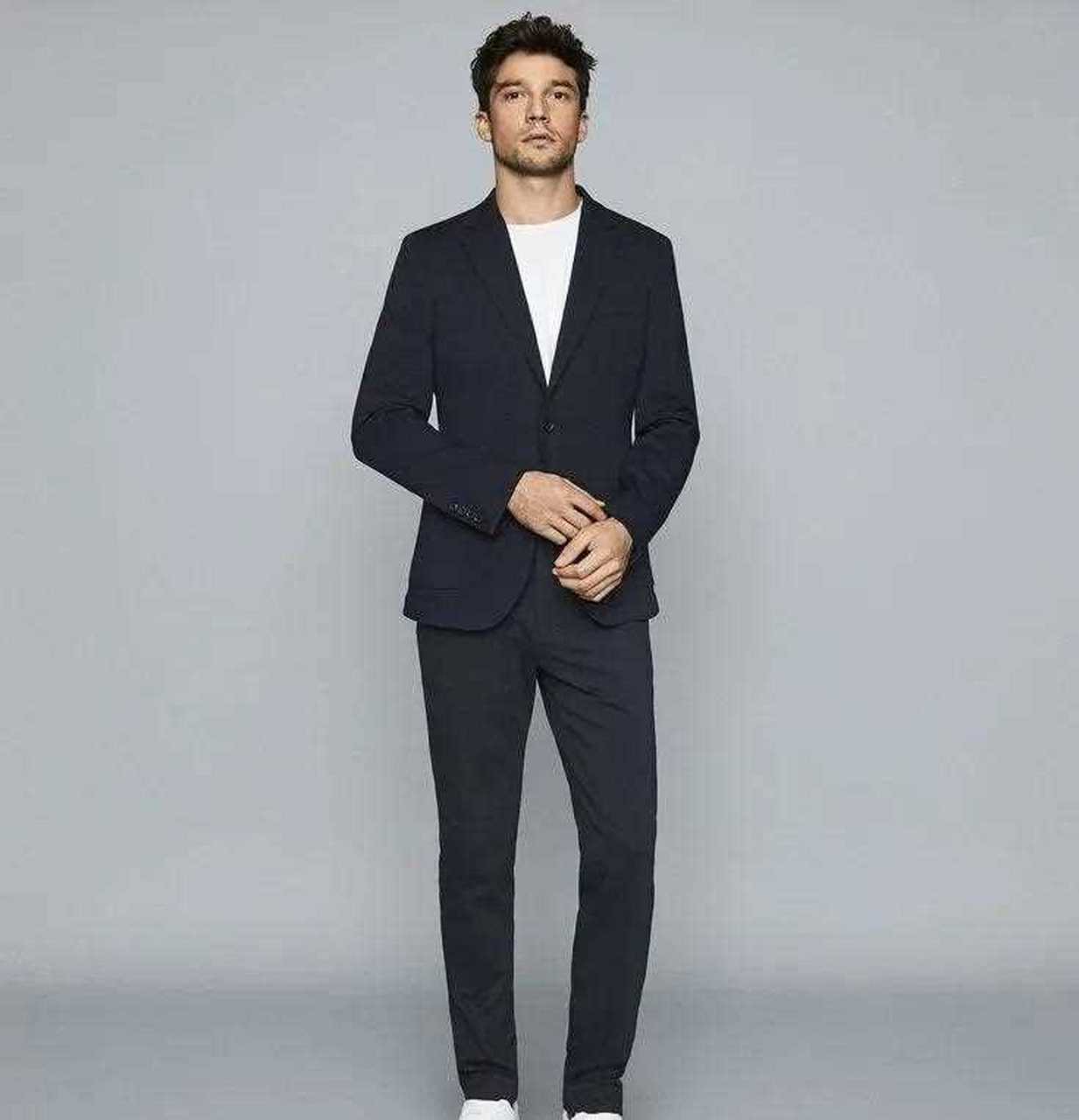 搭配西装西裤的小白鞋的第一要领就是简洁小巧,因为西装本身就是一种