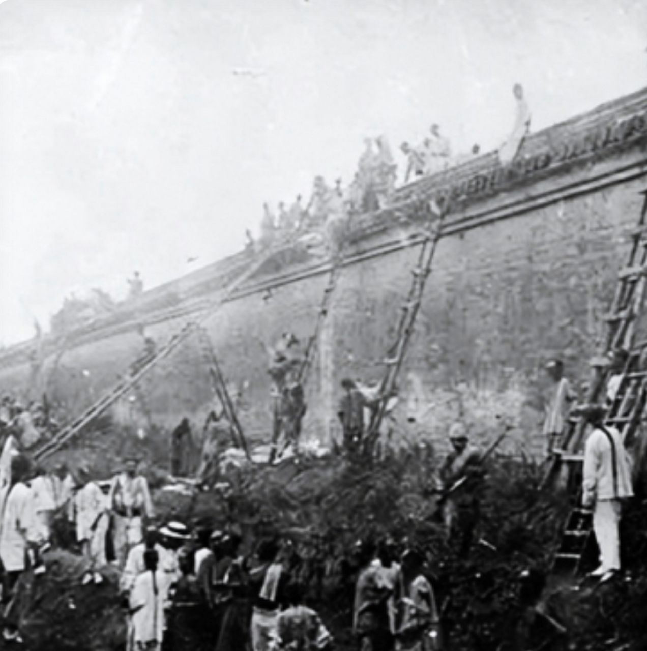 图一:1900年,长辫子的中国人正配合八国联军攻打清军,梯子是附近居民