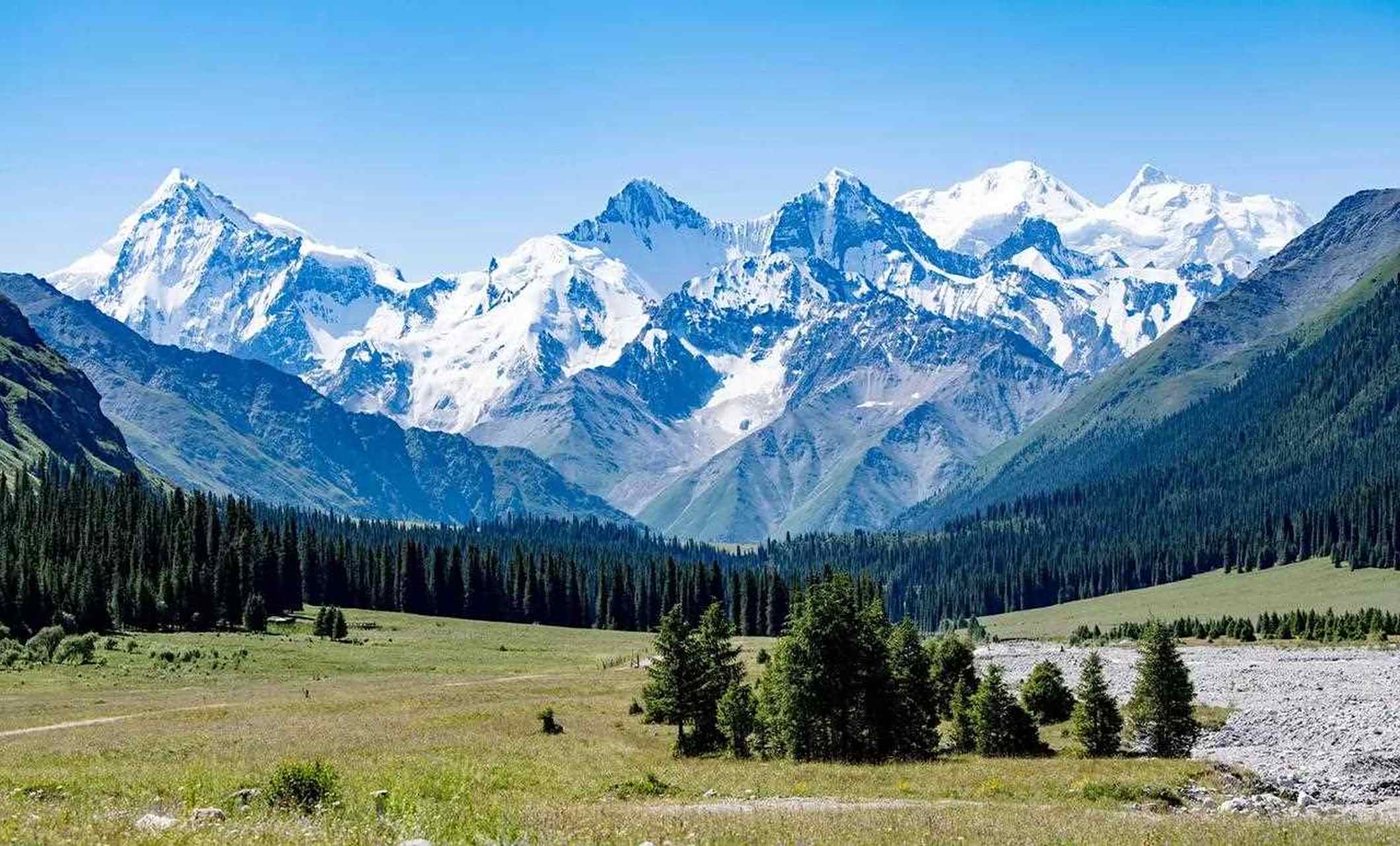 跨越天山南北,西天山最高峰,木扎尔特冰川  (图片来自网络)